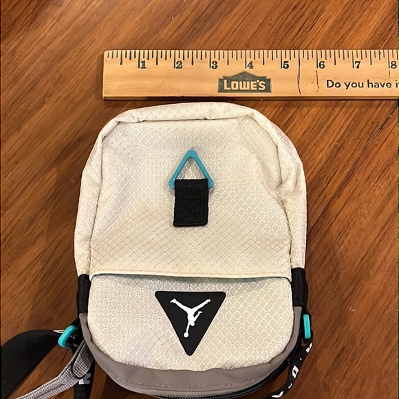 Nike Air Jordan Festival Phone ID Money Snack bag new light orewood brown - Picture 9 of 9